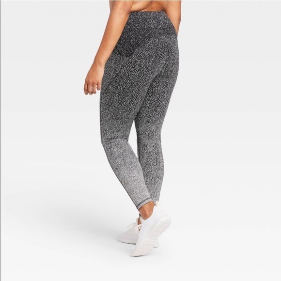 All in motion Contour High-Waisted 7/8 Leggings - Picture 2 of 11